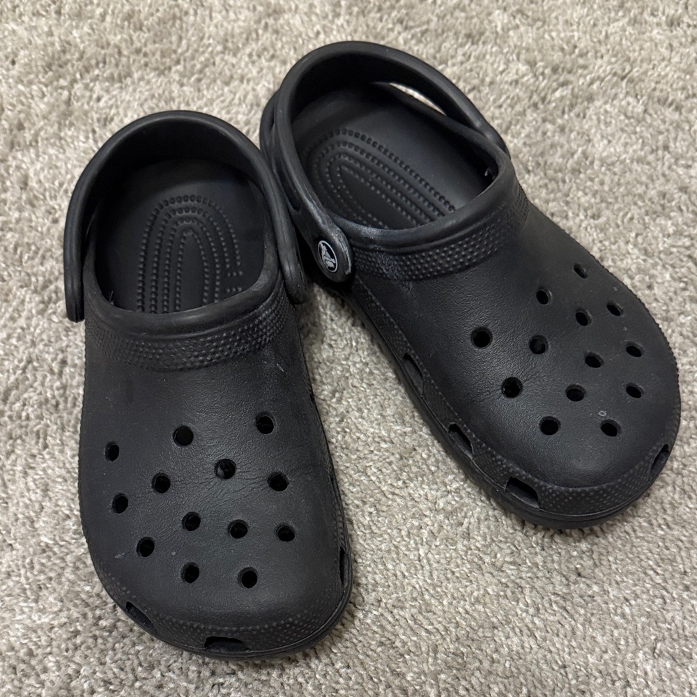 Black crocs clogs